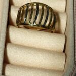 ANEL DOURADO COM DESIGN GEOMÉTRICO E ESTRUTURADO, TRAZENDO UM VISUAL MODERNO E SOFISTICADO COM PRESENÇA MARCANTE.  Ficha