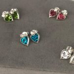 BRINCO CORAÇÃO MULTICOLOR COM PONTO DE LUZ