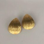 BRINCO GOTA TEXTURIZADA DOURADA