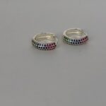 BRINCO ARGOLA CRAVEJADA COLORIDA PRATA