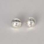 BRINCO BOTÃO TEXTURIZADO PRATA