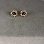 BRINCO FLOR COM ZIRCÔNIA AZUL PRATA