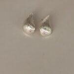 BRINCO GOTA RISCADA PRATA