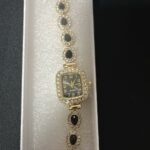 RELÓGIO CRAVEJADO QUD PRETO DOURADO