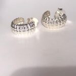 BRINCO ARGOLA COM TEXTURA SOFISTICADA